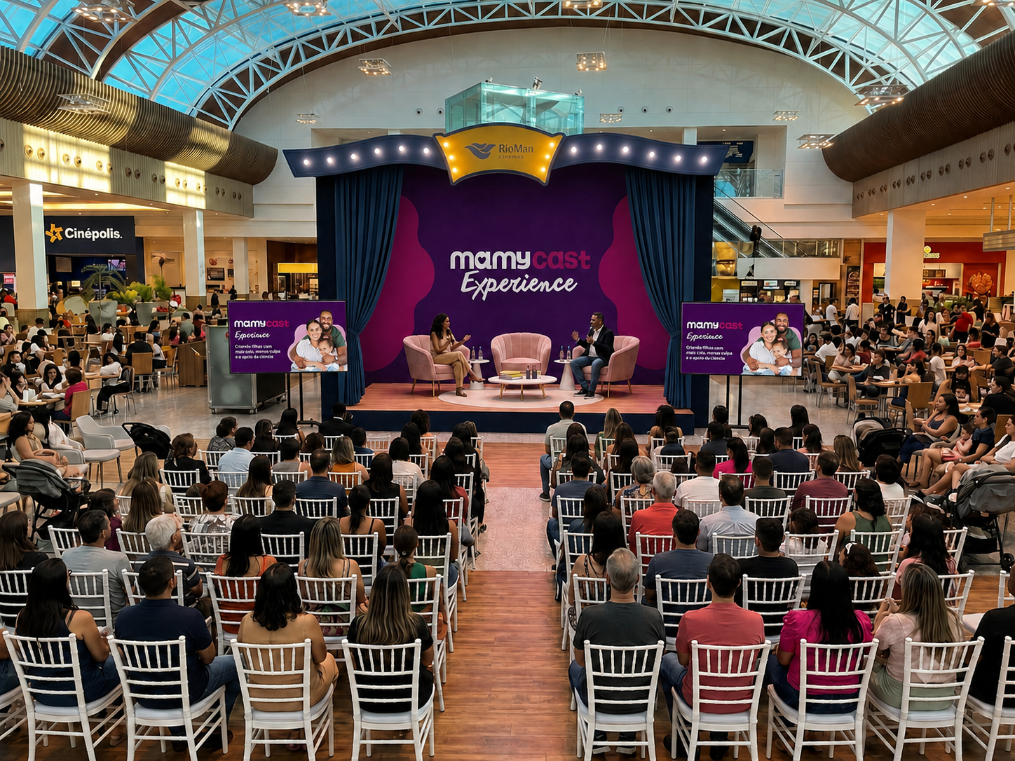 Simulação do palco do MamyCast Experience na praça de alimentação do RioMar Fortaleza, com plateia